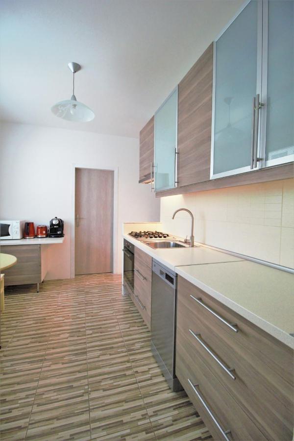 Cozy, Bright Room With Free Parking บราติสลาวา ภายนอก รูปภาพ