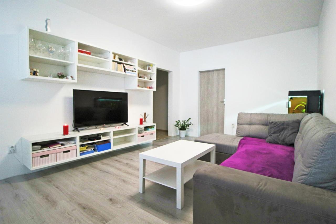 Cozy, Bright Room With Free Parking บราติสลาวา ภายนอก รูปภาพ